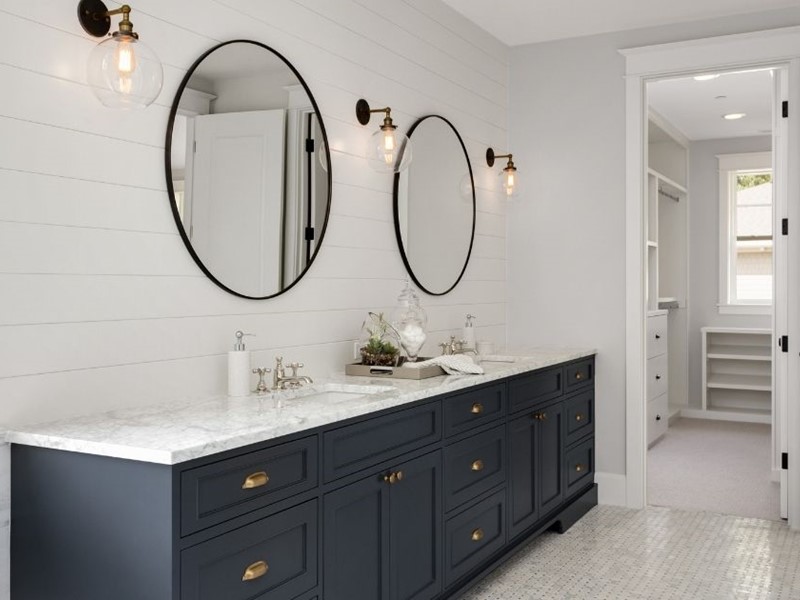 black and white luxury bathroom