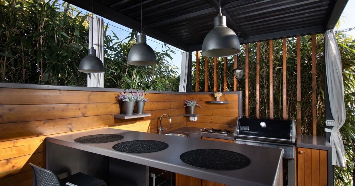 Outdoor kitchen in wood, black and grey