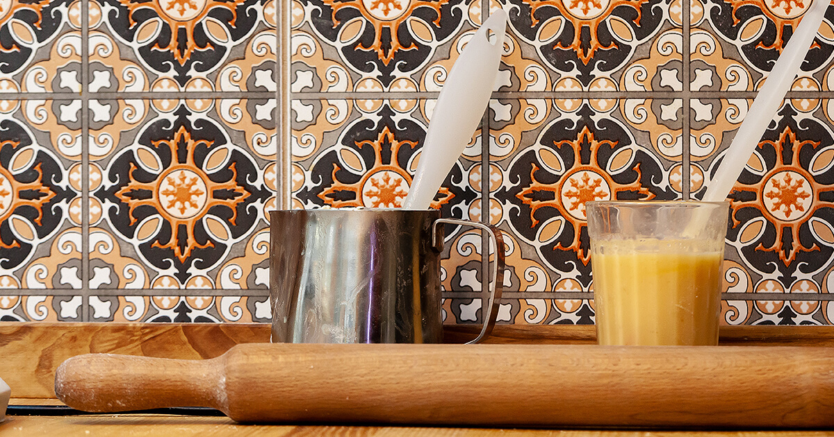 Backsplash with orange decor tiles