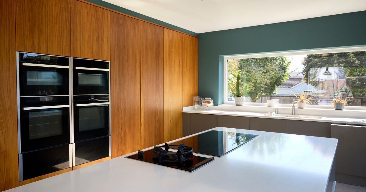 Wall of handleless cupboards with kitchen island